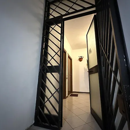 Black And White House- 70 Mq Apartment