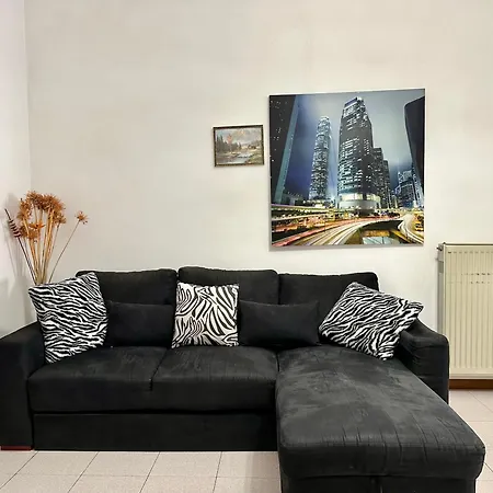 Apartment Black And White House- 70 Mq