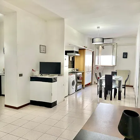 Black And White House- 70 Mq Apartment Velletri