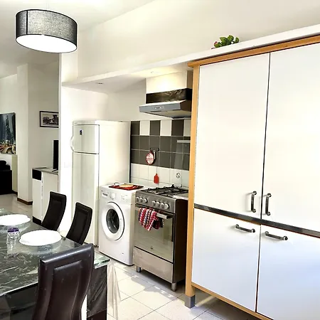 Black And White House- 70 Mq Velletri